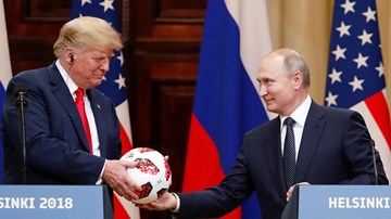 Quà ông Putin tặng TT Trump không đơn giản chỉ là một quả bóng?