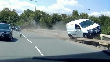 Chứng kiến ô tô trượt dài trên thành cầu, nữ sinh thi sát hạch khóc thét
