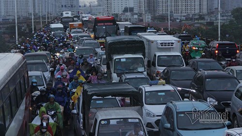 Hà Nội: 4 xe đâm nhau, nghìn người khổ sở chôn chân trên cầu trong mưa