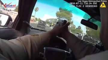 Cảnh rượt đuổi, đấu súng trên xe cảnh sát như phim hành động