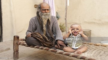 Người đàn ông gần 40 năm không tắm để... sinh con trai