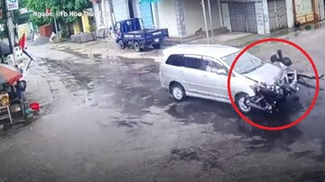 Xe máy tông trực diện nát đầu ôtô, nam thanh niên nguy kịch