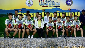 Đội bóng Heo Rừng lần đầu tiết lộ chuyện dưới hang sâu trong buổi họp báo