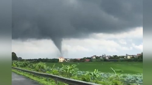 Vòi rồng khổng lồ xuất hiện gần cao tốc Pháp Vân - Cầu Giẽ