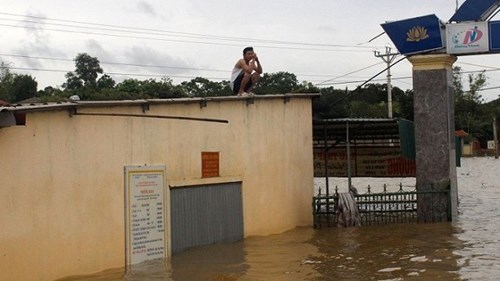 Hà Tĩnh: Dân leo mái nhà chờ nước rút