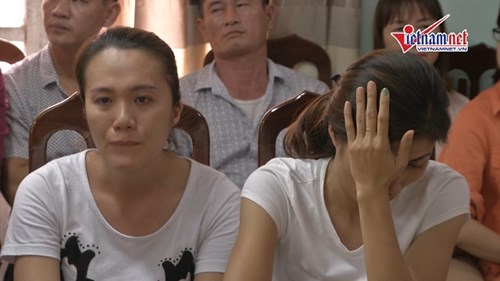 Giây phút xúc động khi 2 bé trai bị trao nhầm trở về với cha mẹ ruột