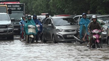 Xe cộ 'bơi' trên đường, dân Thủ đô quăng lưới bắt cá ngay giữa phố