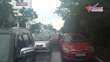 Hò nhau đẩy ô tô trên đại lộ Thăng Long tắc hàng cây số vì mưa ngập