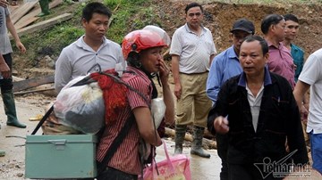 Yên Bái: Lũ cuốn phăng mọi thứ, dân rời bản vừa đi vừa khóc