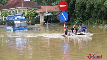 Ngập sâu chia cắt, xe khách chết đắng, thuyền chạy phăng phăng trên quốc lộ