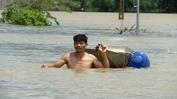 Thanh Hóa: Nước lũ chạm mái nhà, nắng lên vẫn không rút