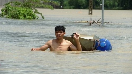 Thanh Hóa: Nước lũ chạm mái nhà, nắng lên vẫn không rút