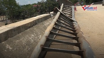 Nước lũ dâng cao, tàu bè trôi tự do đâm hỏng cầu ở Phú Thọ