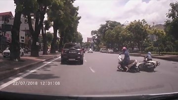 Hai nữ ‘Ninja’ mải tán gẫu, tự đâm vào nhau ngã trước đầu ô tô