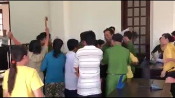 Náo loạn phiên tòa ở TP.HCM: Phóng viên, kiểm sát viên bị tấn công đổ máu