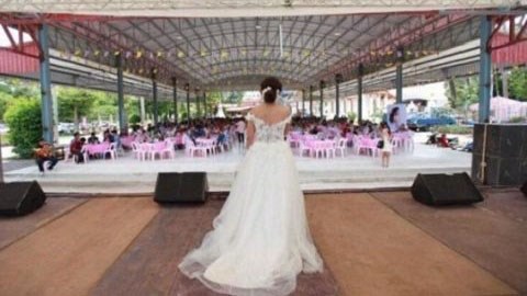 Chú rể bỏ trốn, cô dâu run run thông báo quan khách