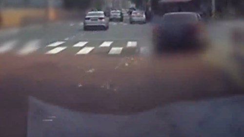 Hàn Quốc: Nữ đại gia chạy ô tô sang rải 300 triệu tung tóe khắp phố