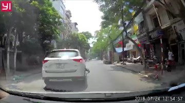 Tài xế đánh võng trên phố như say rượu và cái kết như phim hành động