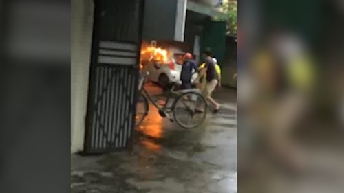 Cúng xe mới mua cháy luôn cả xe, gia chủ vật vã kéo ô tô ra khỏi nhà