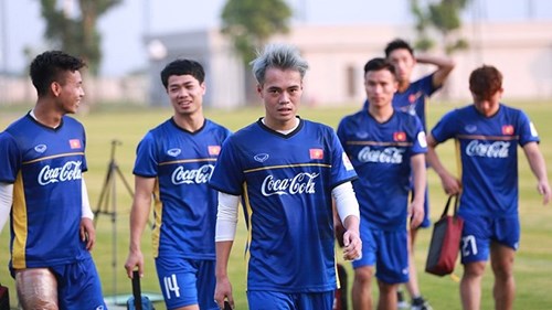 Văn Toàn nhuộm tóc bạch kim, Hồng Duy nhận 'bí kíp' từ thầy Park