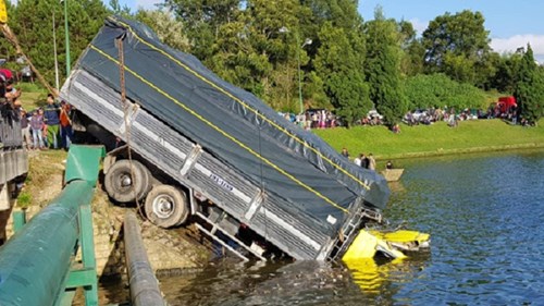 Xe tải mất lái, lao xuống hồ Xuân Hương Đà Lạt chìm nghỉm