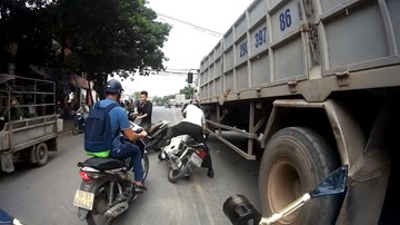 Người đàn ông thoát chết trong gang tấc khi lấn làn vượt ẩu xe tải