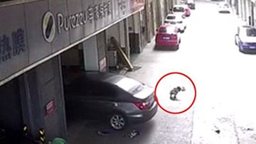 Bố lùi xe thiếu quan sát đã cán qua người con trai 3 tuổi