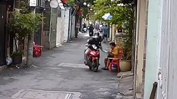 Ngồi đếm tiền trước cửa nhà, người phụ nữ bị cướp giật phăng túi xách