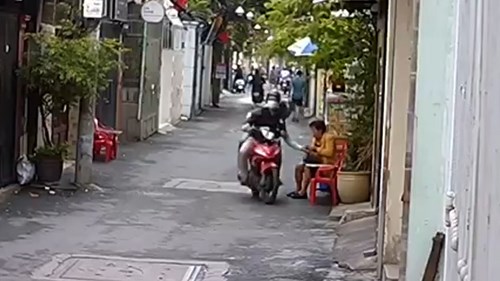 Ngồi đếm tiền trước cửa nhà, người phụ nữ bị cướp giật phăng túi xách