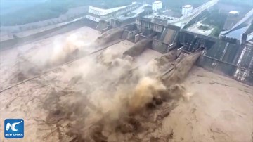 Rợn tóc gáy xem đập thủy điện Trung Quốc xả lũ