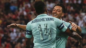 Ozil và Lacazette tỏa sáng, Arsenal 'làm gỏi' PSG