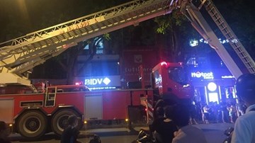 Cháy nhà 4 tầng tại Hà Nội, lính cứu hỏa giải cứu 7 người mắc kẹt