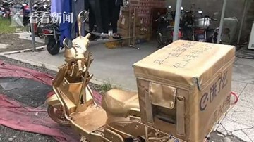Shipper chơi trội 'mạ vàng' cả xe máy, gắn biển 888888