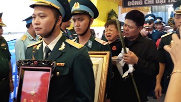 Tiễn đưa liệt sỹ phi công về đất mẹ, xót xa con khóc ngặt đòi cha