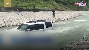 Tiếc tiền rửa xe, tài xế mang Land Rover ra sông tự rửa và cái kết đắng
