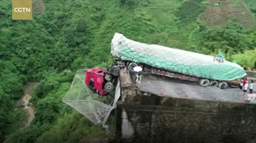 Xe tải gặp nạn thảm khốc, đầu xe lủng lẳng dưới vực sâu