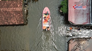Hà Nội: Ca nô bộ đội ‘cưỡi sóng’ đưa học sinh tới trường