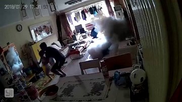 Xe đạp điện bất ngờ phát nổ, bốc cháy dữ dội khi đang sạc