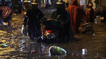 Người Hà Nội đội mưa, rùng mình lội nước ngập rác về nhà