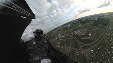 Cảnh tượng ngoạn mục nhìn từ khoang lái chiến cơ F-16