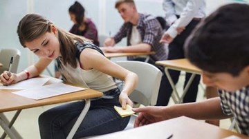 Chết cười với màn 'hùng biện' khi bị thầy bắt quả tang đang quay bài