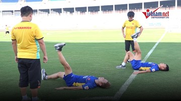 Hồng Duy điều trị chấn thương với bác sỹ, lỡ hẹn Asiad 2018
