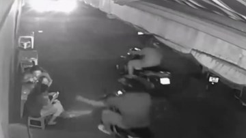 Mải lướt web, cô gái bị cướp điện thoại ngay trước cửa nhà