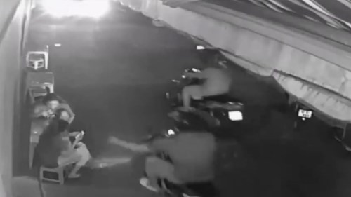 Mải lướt web, cô gái bị cướp điện thoại ngay trước cửa nhà