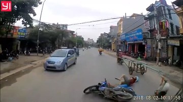 Xe máy lạng lách vượt ẩu, 2 thanh niên suýt chết trước đầu xe tải