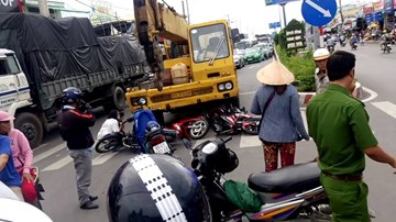 Xe cứu hộ tông hàng loạt xe máy dừng đèn đỏ, nhiều người thương vong