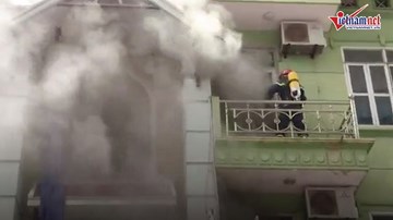Cháy nhà 5 tầng, trèo thang chuyên dụng phá cửa dập lửa