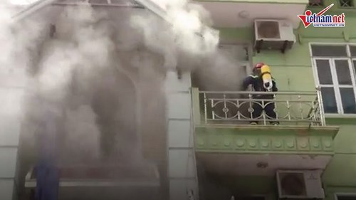 Cháy nhà 5 tầng, trèo thang chuyên dụng phá cửa dập lửa