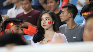 Muôn vàn sắc thái của các hotgirl 'tiếp sức' U23 Việt Nam