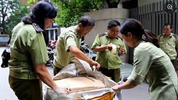 Bắt giữ 2 xe tải hàng không nguồn gốc trong ngôi nhà ở ngõ sâu Hà Nội